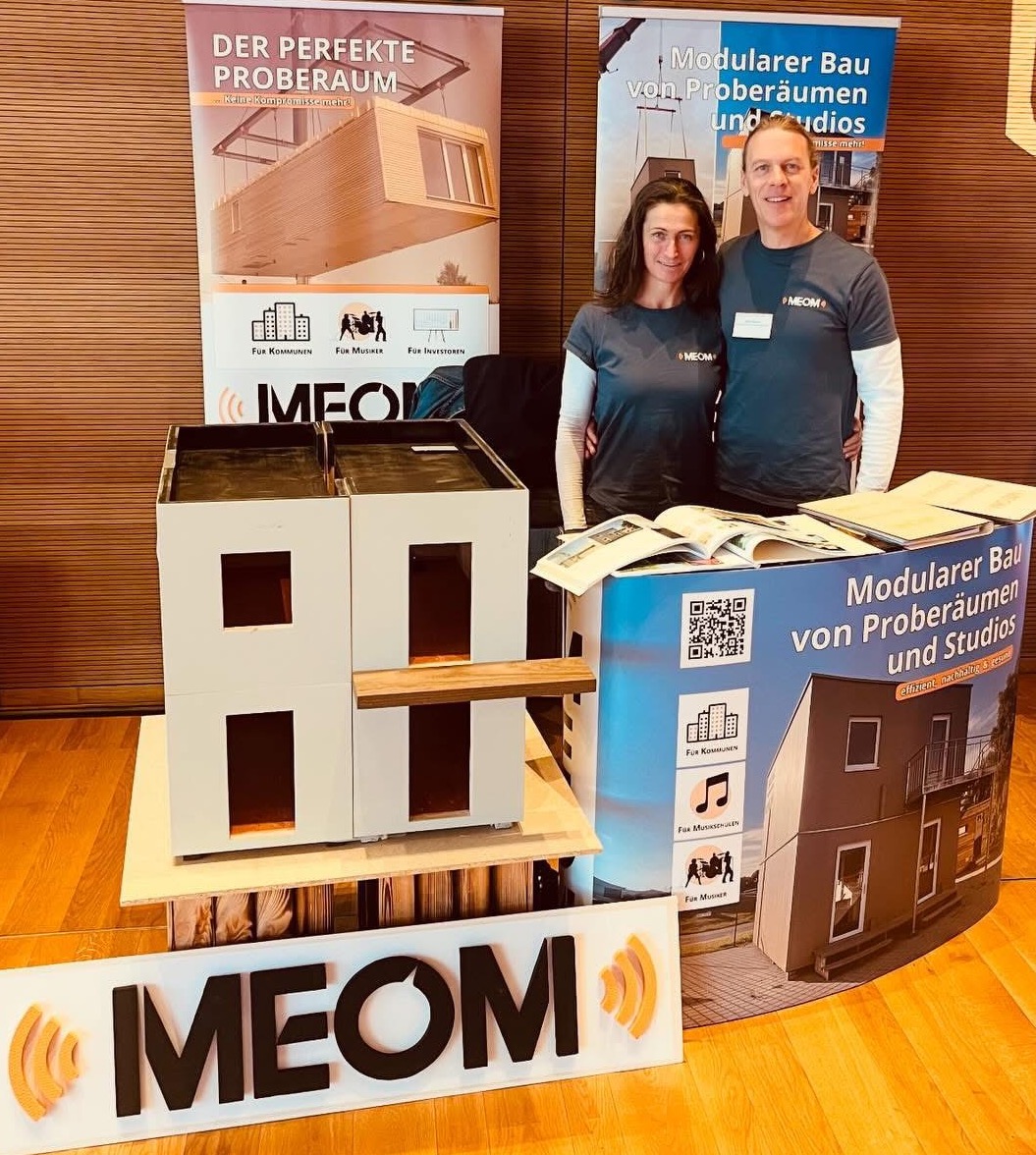 IMG_7599_Ausschnitt_ MEOM Messestand